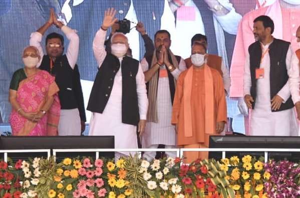 दर्शकों का अभिवादन करते पीएम मोदी। दर्शकों का अभिवादन करते पीएम मोदी।