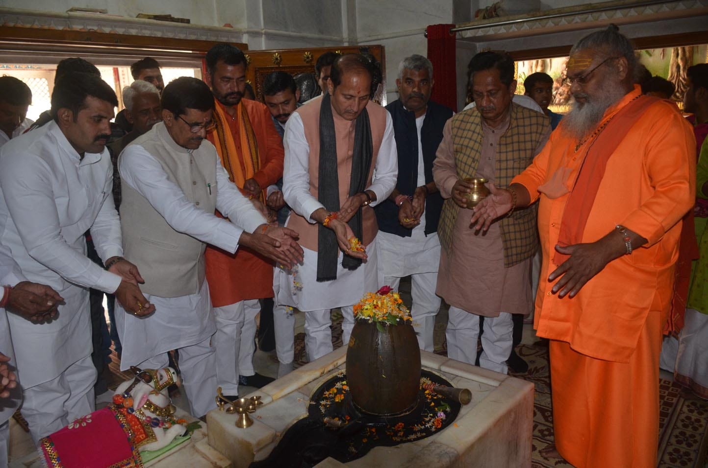 मुजफ्फरनगर : महादेव आश्रम शुकतीर्थ में शिवलिंग की पूजा करते मंत्री सुरेश राणा।