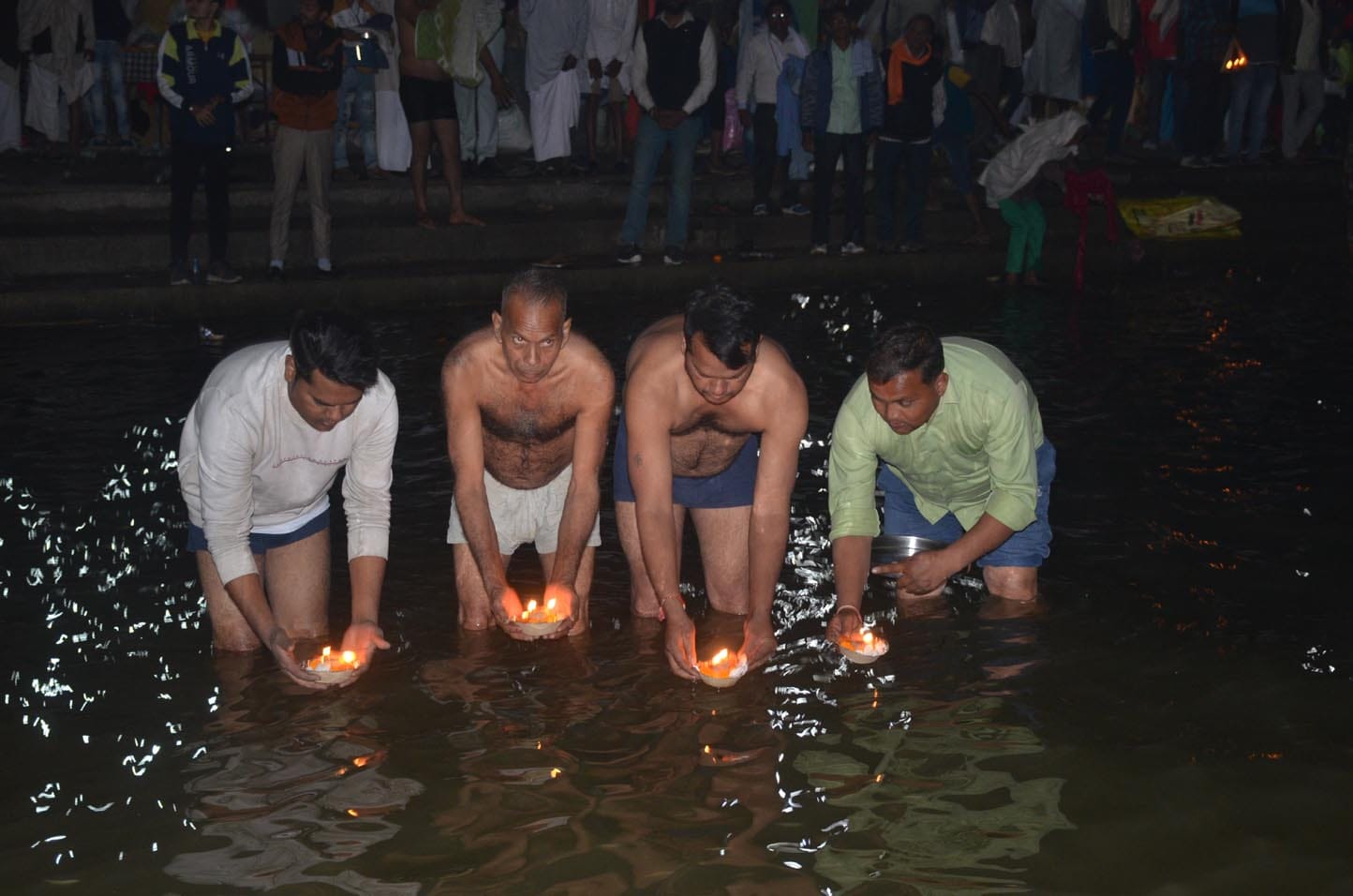 शुकतीर्थ गंगा घाट पर पित्ररों की आत्मा की शांति के लिए गंगा में दीप प्रवाहित करते श्रद्धालु। शुकतीर्थ गंगा घाट पर पित्ररों की आत्मा की शांति के लिए गंगा में दीप प्रवाहित करते श्रद्धालु।