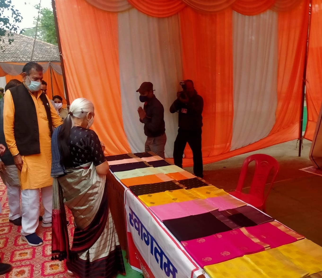 जीआईसी में साड़ी के स्टोल का अवलोकन करती हई राज्यपाल आनंदीबेन पटेल जीआईसी में साड़ी के स्टोल का अवलोकन करती हई राज्यपाल आनंदीबेन पटेल