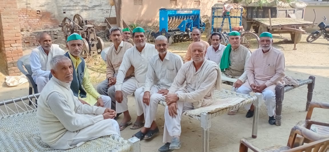 अंबेहटा में कृषि कानून वापिस होने की घोषणा पर खुशी जताते किसान