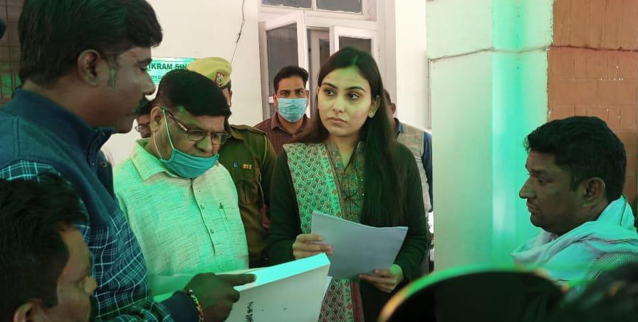 अंबाला सिटी में सीटीएम को ज्ञापन सौंपते कर्मचारी। अंबाला सिटी में सीटीएम को ज्ञापन सौंपते कर्मचारी।