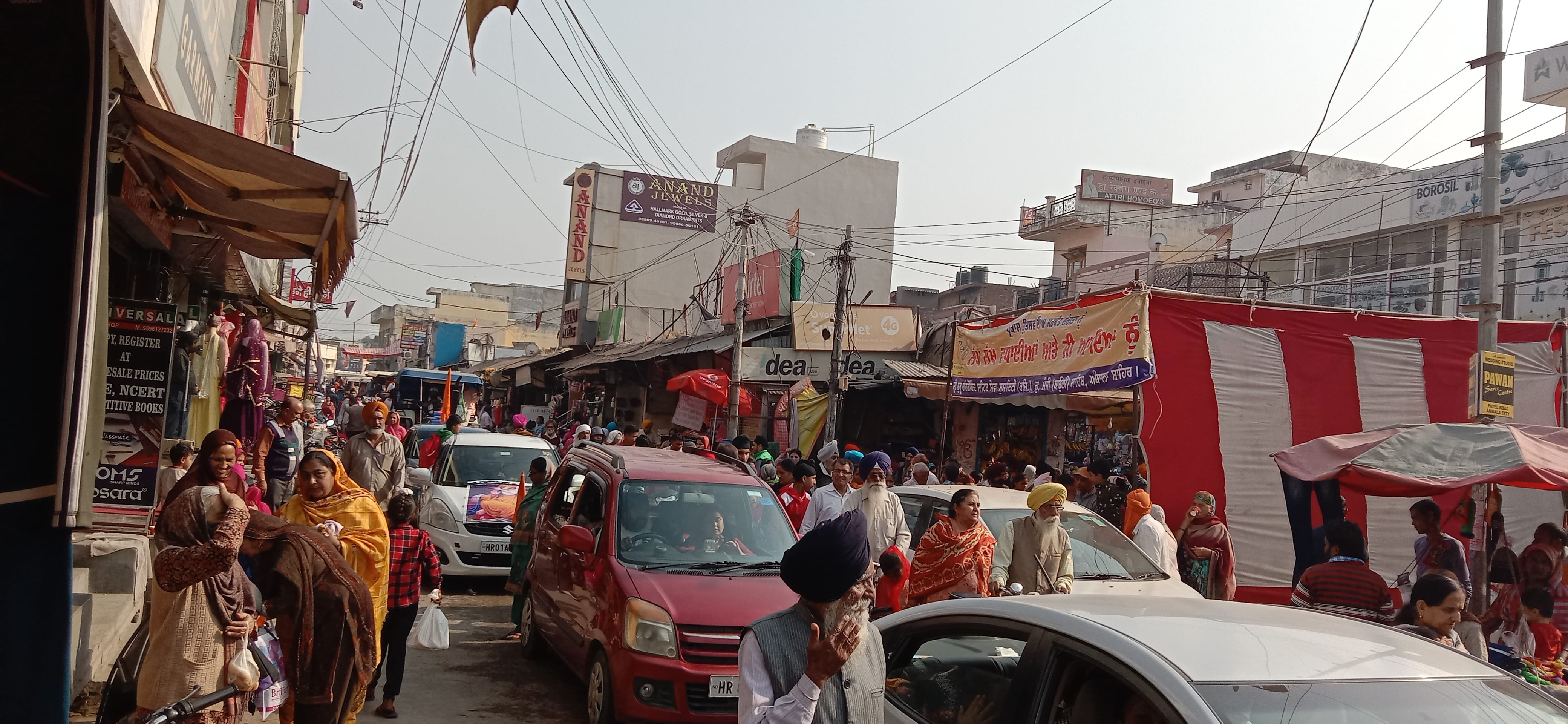 अंबाला शहर में नगर कीर्तन निकालते श्रद्धालु।