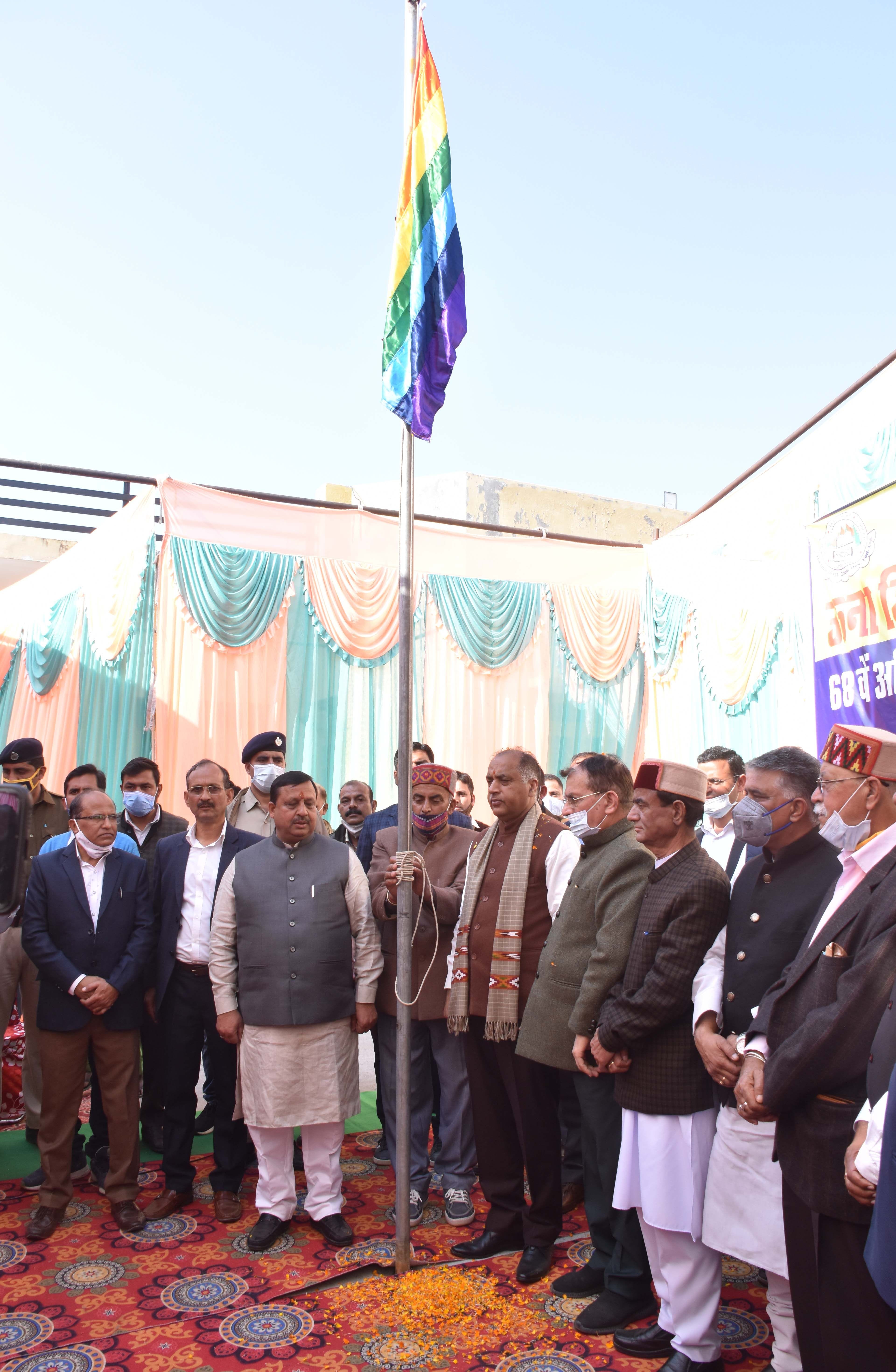 मैहतपुर के बसदेहड़ा में आयोजित सहकारिता समारोह में मुख्यमंत्री जयराम ठाकुर झंडा फहराते हुए। सं?