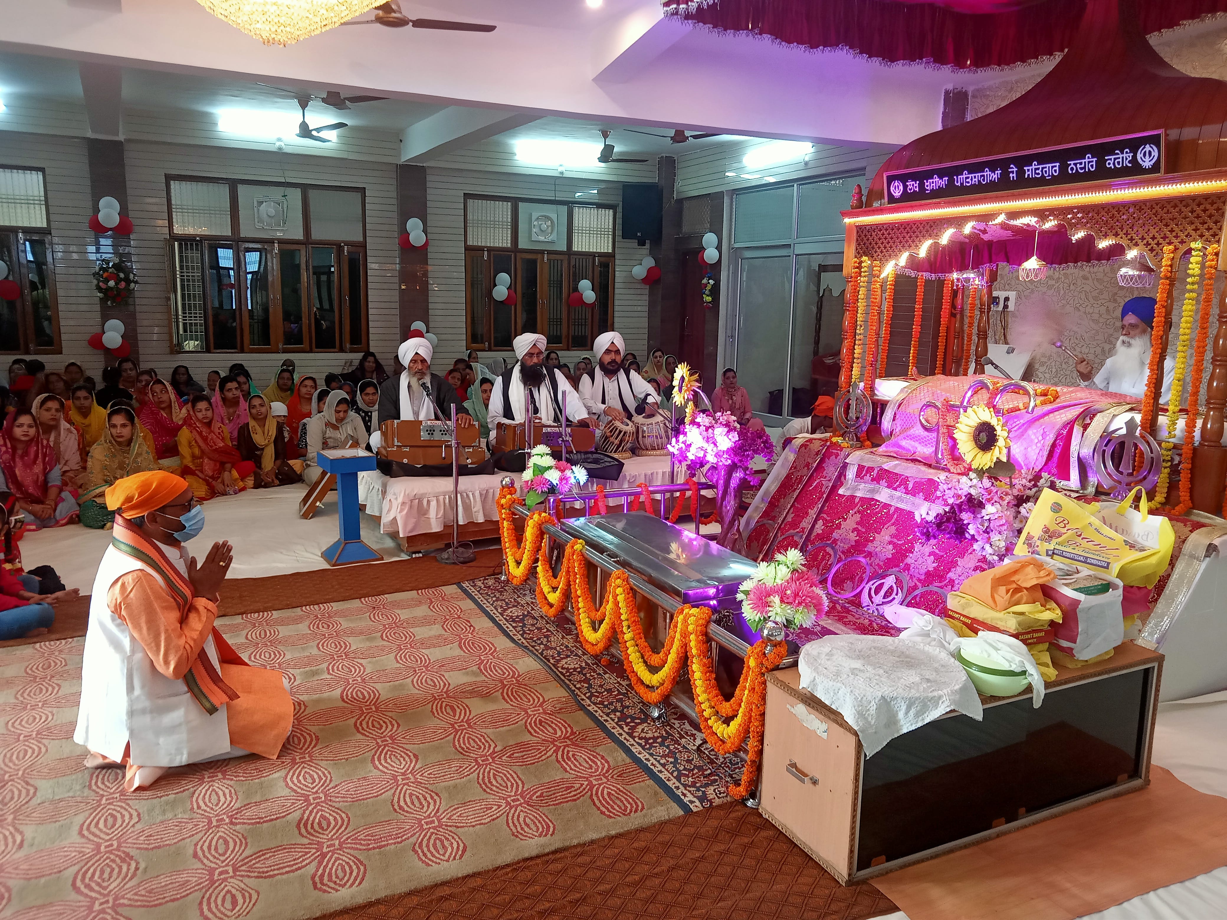 राबर्ट्सगंज गुरु द्वारा सिंह सभा में गुरुनानक देव के प्रकाश पर्व पर शबद कीर्तन में शामिल लोग। राबर्ट्सगंज गुरु द्वारा सिंह सभा में गुरुनानक देव के प्रकाश पर्व पर शबद कीर्तन में शामिल लोग।