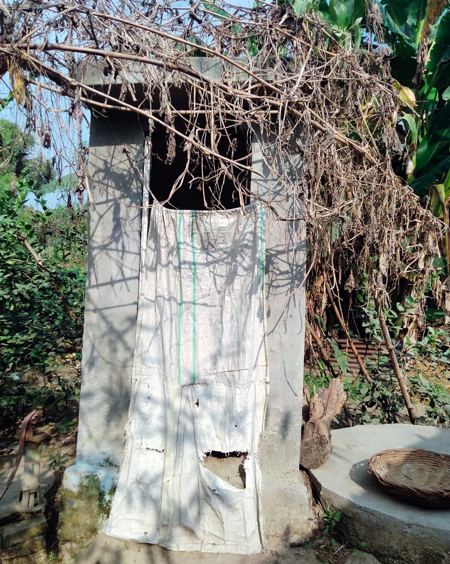 खुटार के गांव पिपरिया भागवंत निवासी राधेश्याम के घर बना बिना दरवाजे का शौचालय खुटार के गांव पिपरिया भागवंत निवासी राधेश्याम के घर बना बिना दरवाजे का शौचालय