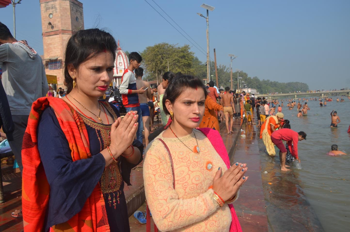 स्नान के बाद गंगा घाट माँ गंगा को प्रणाम करतीं बहनें। स्नान के बाद गंगा घाट माँ गंगा को प्रणाम करतीं बहनें।