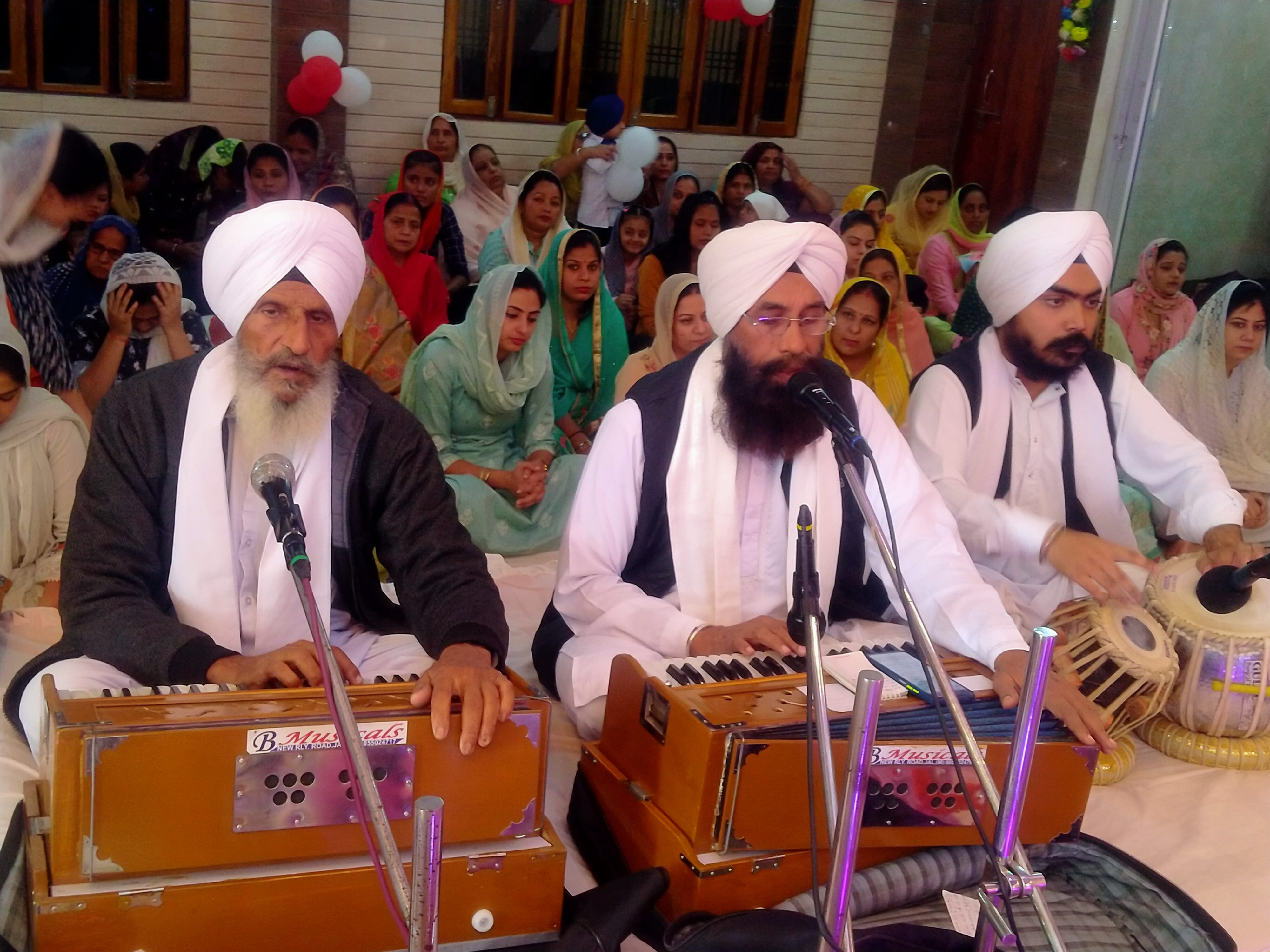 राबर्ट्सगंज गुरु द्वारा सिंह सभा में गुरुनानक देव के प्रकाश पर्व पर शबद कीर्तन करते रागी जत्था। राबर्ट्सगंज गुरु द्वारा सिंह सभा में गुरुनानक देव के प्रकाश पर्व पर शबद कीर्तन करते रागी जत्था।