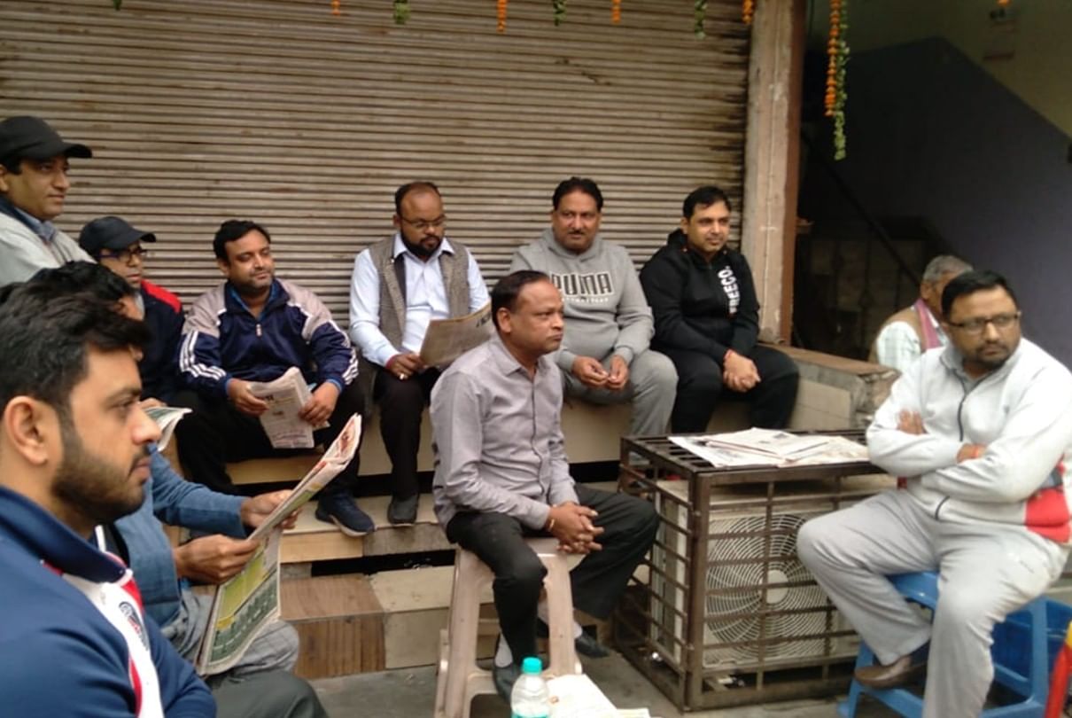 गाजियाबाद में चाय पर चर्चा करते हुए लोग।