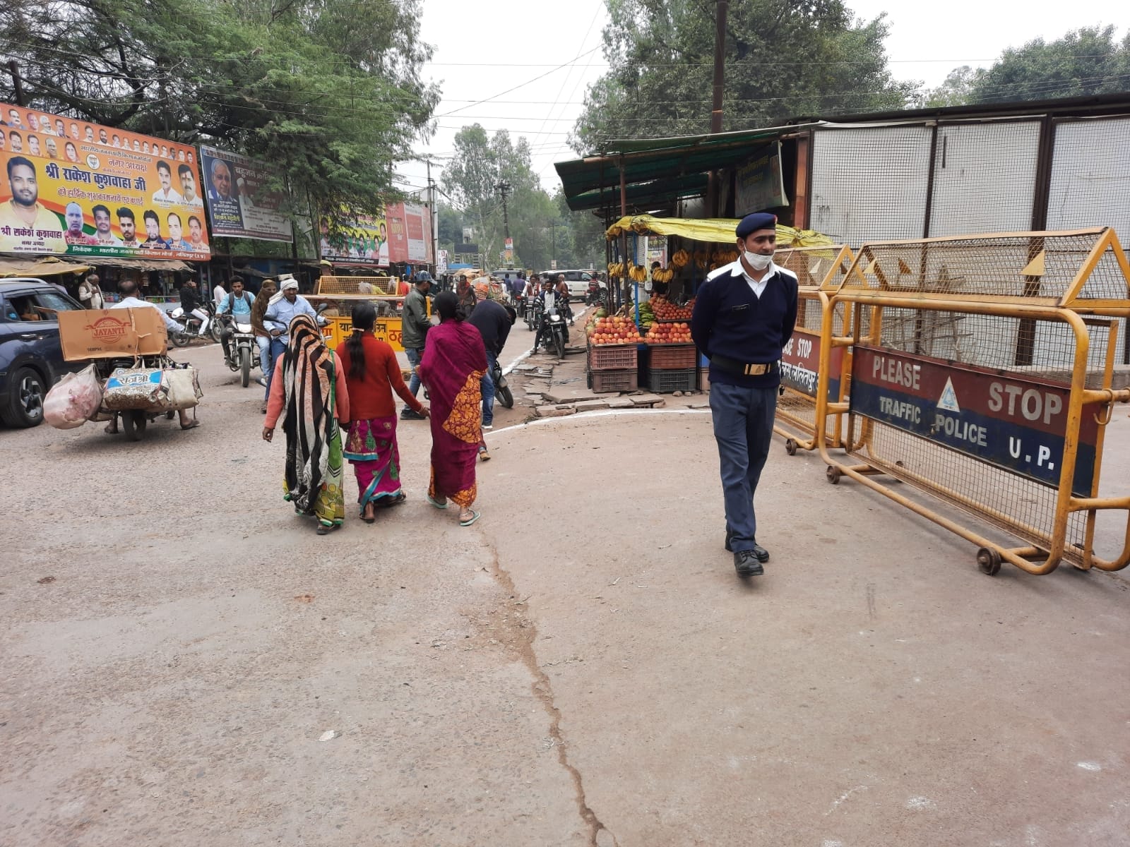 बैरिकेडिंग लगाकर सड़क को किया बंद बैरिकेडिंग लगाकर सड़क को किया बंद