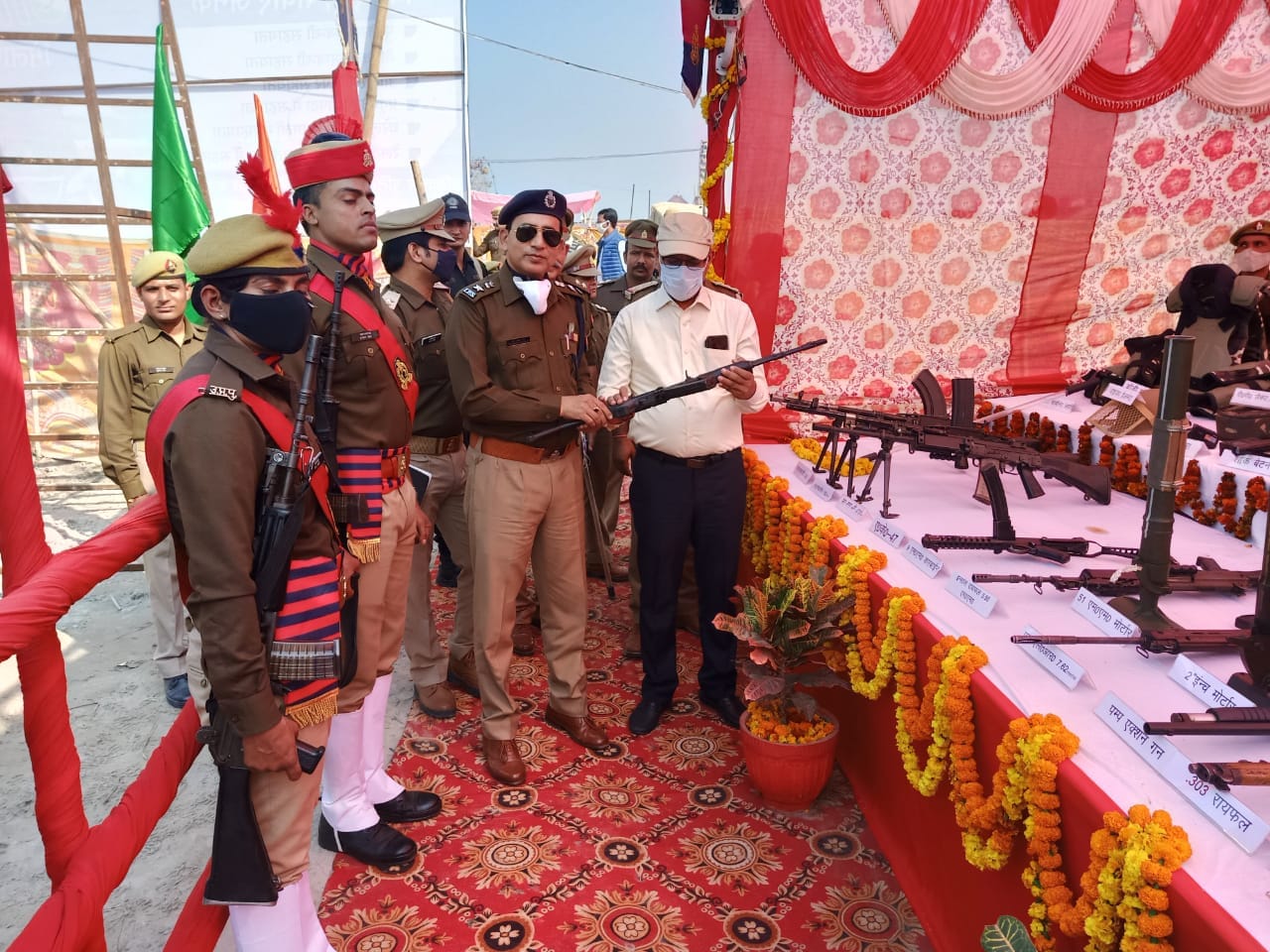 बिजनौर में विदुर कुटी पर लगे गंगा मेले में पुलिस के हथियारों को देखते डीएम व एसपी।