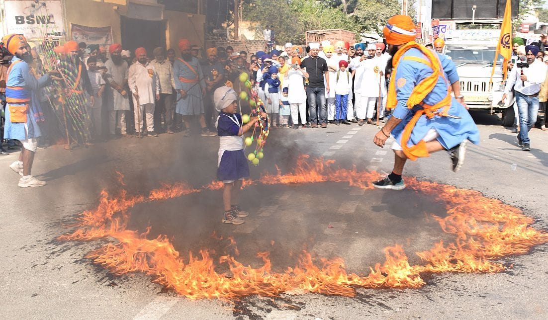 नगर कीर्तन में करतब दिखाती गतका पार्टी। नगर कीर्तन में करतब दिखाती गतका पार्टी।