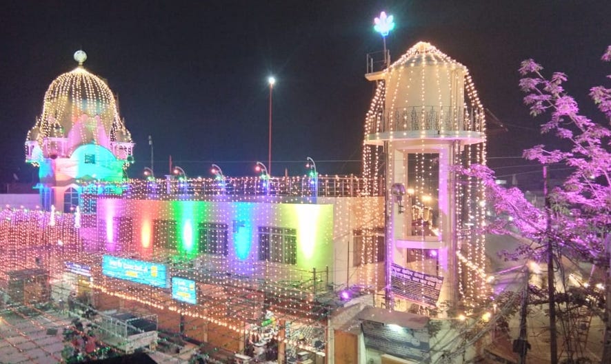नजीबाबाद में गुरुनानक प्रकाश पर्व पर सजा गुरुद्वारा। नजीबाबाद में गुरुनानक प्रकाश पर्व पर सजा गुरुद्वारा।