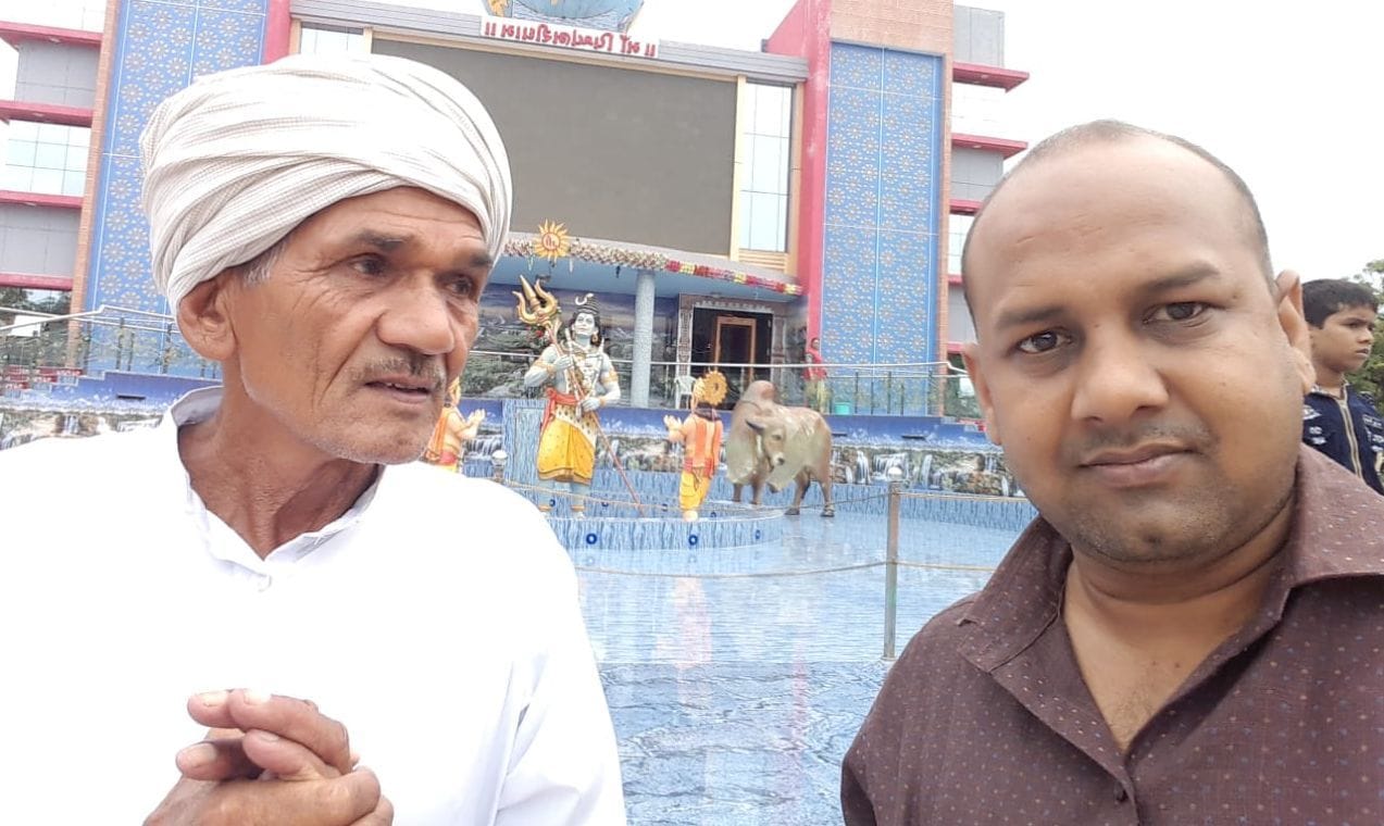 गांव गोरखपुर के बलजीत शर्मा की अपने पिता साधु राम शर्मा के साथ किसान आंदोलन से पहले की सेल्फी फोट? गांव गोरखपुर के बलजीत शर्मा की अपने पिता साधु राम शर्मा के साथ किसान आंदोलन से पहले की सेल्फी फोट?