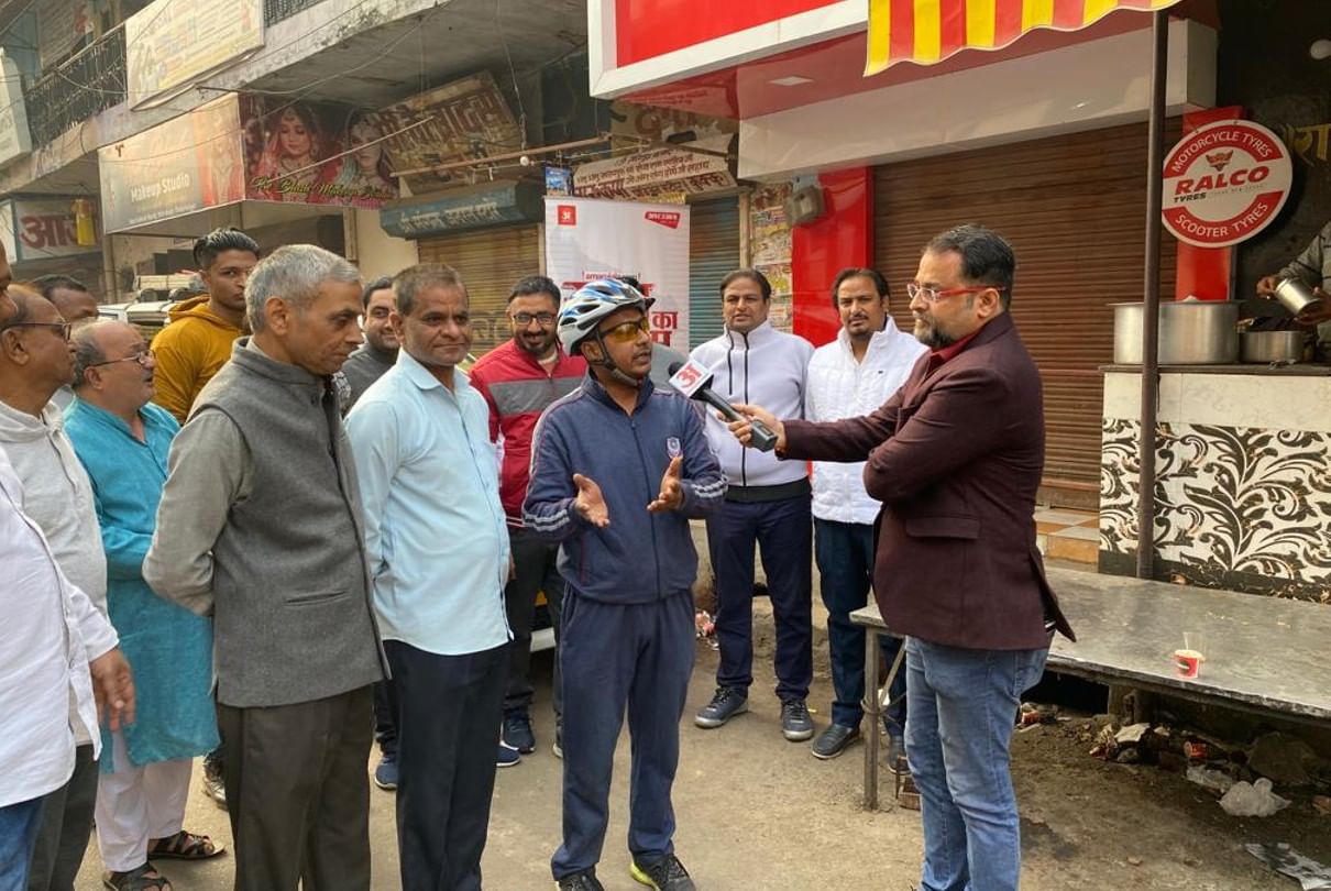 शाहजहांपुर में चाय पर चुनावी चर्चा करते हुए आम लोग।