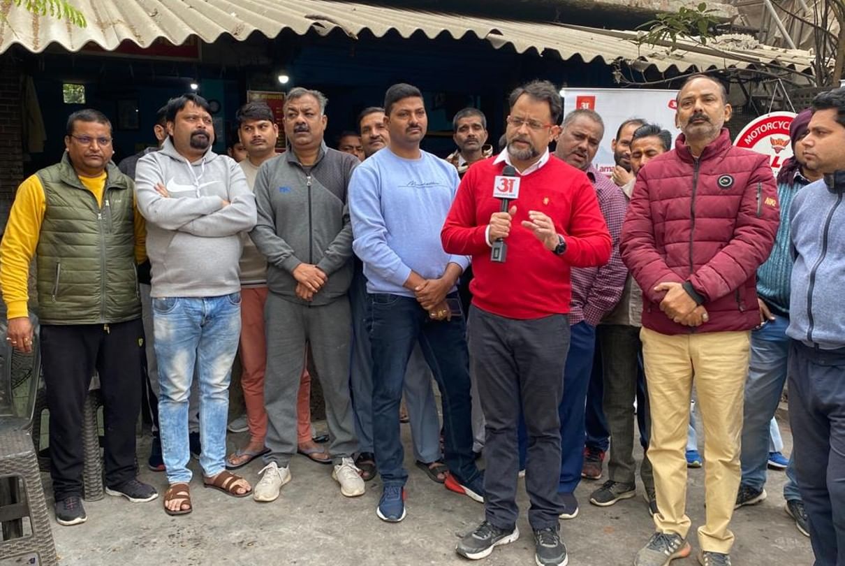 सीतापुर में चाय पर चर्चा करते हुए लोग।
