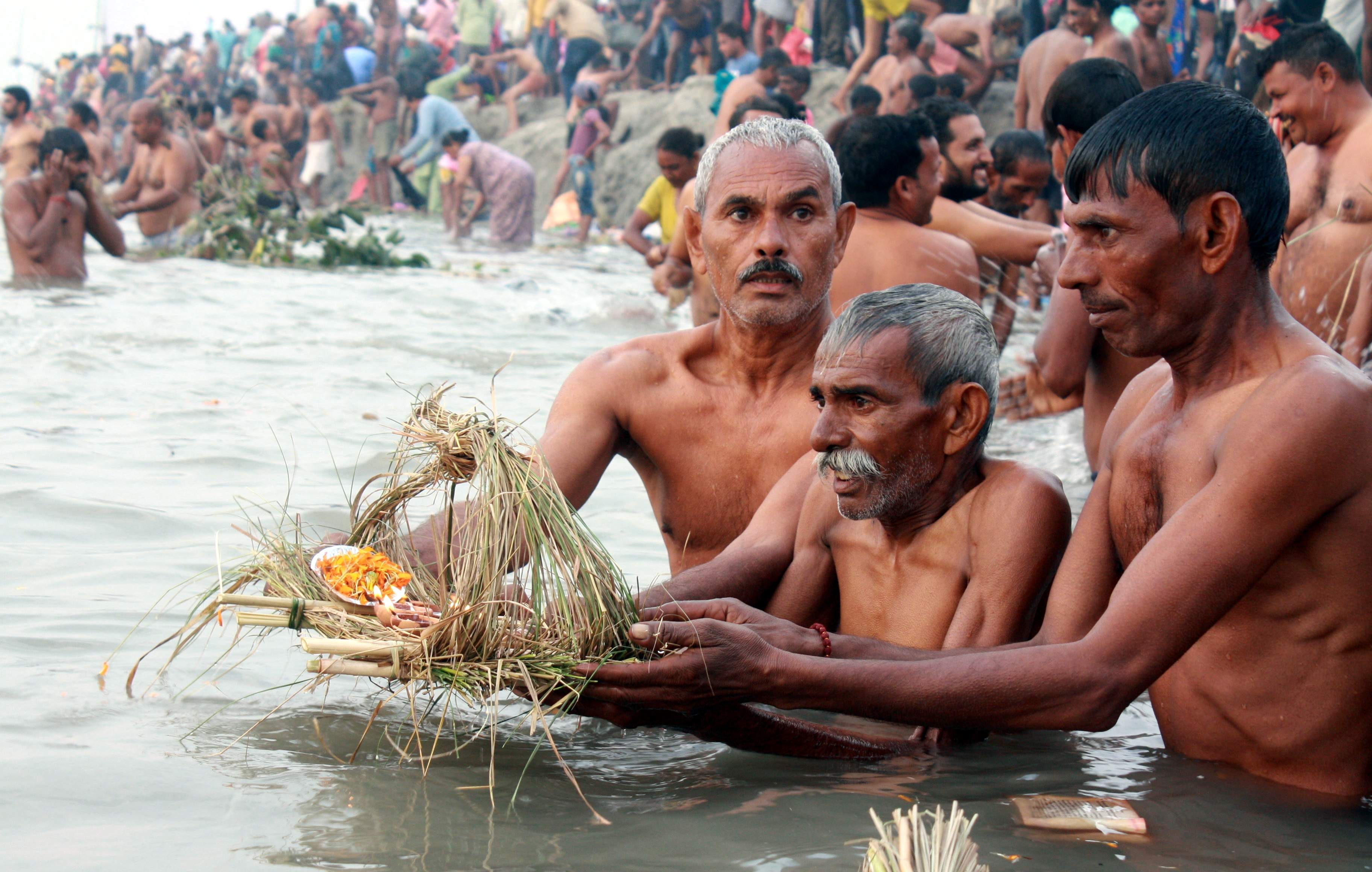 तिगरी धाम में गंगा घाट किनारे दीपदान करते एक परिवार के सदस्य। तिगरी धाम में गंगा घाट किनारे दीपदान करते एक परिवार के सदस्य।