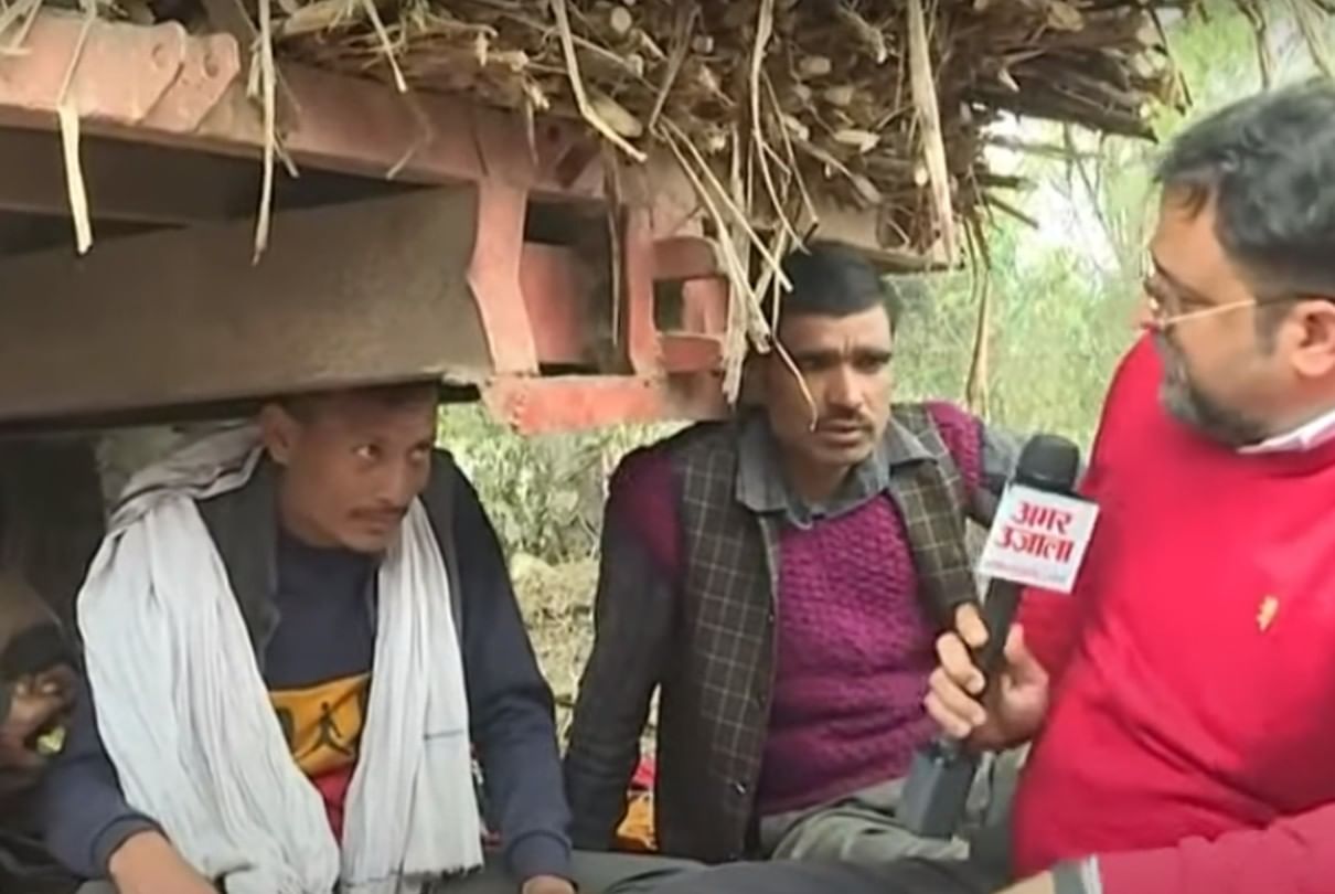 सीतापुर में किसानों से चर्चा करते हुए।
