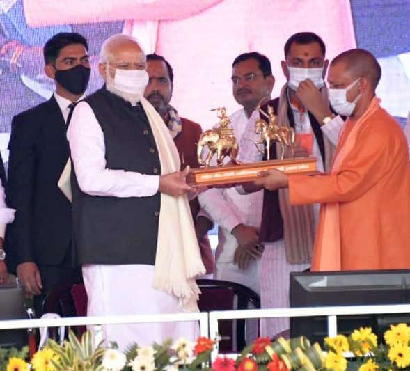 प्रधानमंत्री को स्मृतिचिंह देते सीएम योगी। प्रधानमंत्री को स्मृतिचिंह देते सीएम योगी।