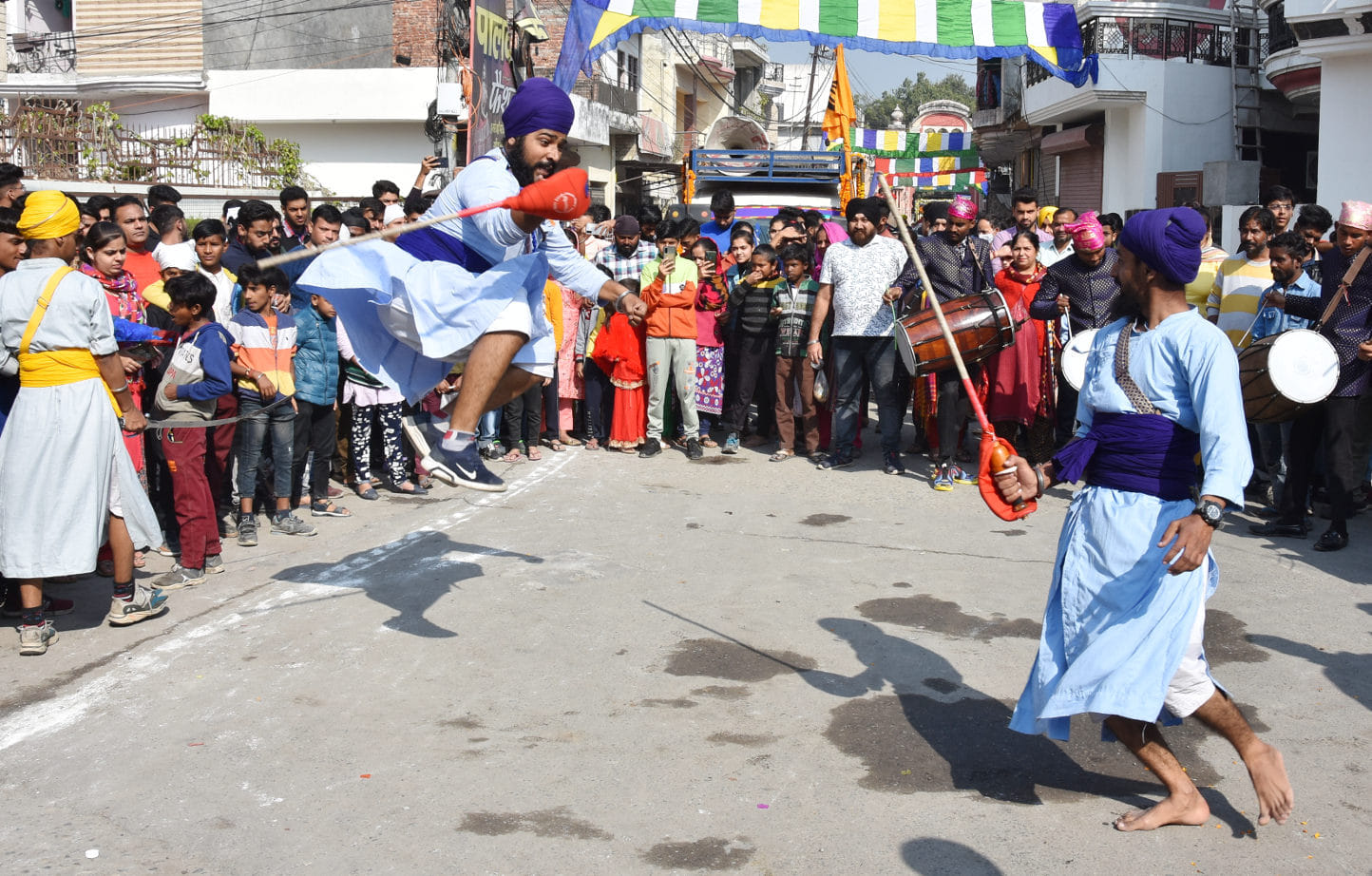 नुमाइशकैंप पंजाबी गुरूद्घारा से गुरू नानक देव जी के प्रकाश पर्व पर निकले नगर कीर्तन में अखाड़ा ख? नुमाइशकैंप पंजाबी गुरूद्घारा से गुरू नानक देव जी के प्रकाश पर्व पर निकले नगर कीर्तन में अखाड़ा ख?