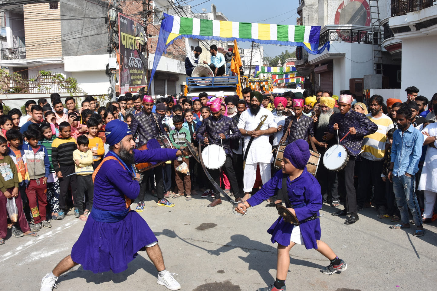 नुमाइशकैंप पंजाबी गुरूद्घारा से गुरू नानक देव जी के प्रकाश पर्व पर निकले नगर कीर्तन में अखाड़ा ख? नुमाइशकैंप पंजाबी गुरूद्घारा से गुरू नानक देव जी के प्रकाश पर्व पर निकले नगर कीर्तन में अखाड़ा ख?