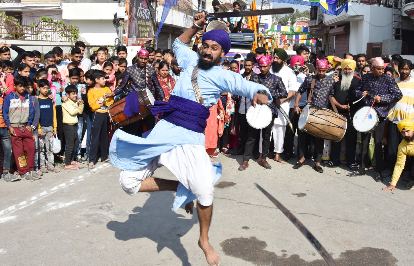 नुमाइशकैंप पंजाबी गुरूद्घारा से गुरू नानक देव जी के प्रकाश पर्व पर निकले नगर कीर्तन में अखाड़ा ख? नुमाइशकैंप पंजाबी गुरूद्घारा से गुरू नानक देव जी के प्रकाश पर्व पर निकले नगर कीर्तन में अखाड़ा ख?