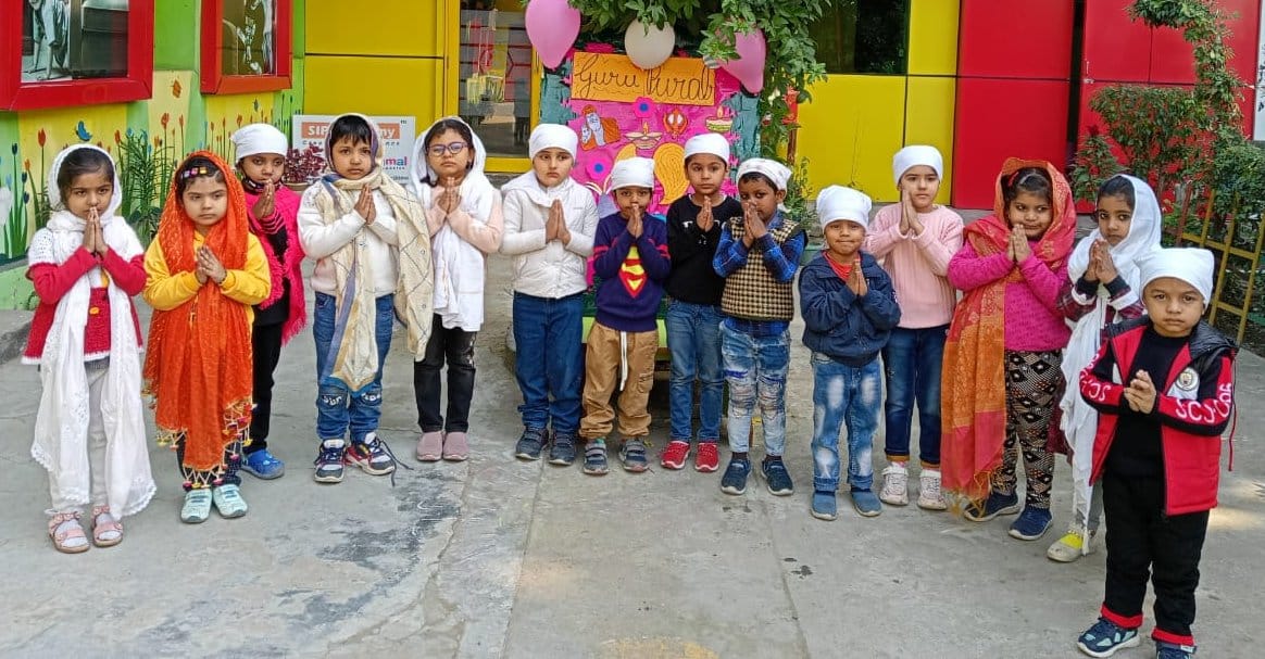 गुरु नानक जयंती मनाते मदर्स प्राइड स्कूल के विद्वार्थी। गुरु नानक जयंती मनाते मदर्स प्राइड स्कूल के विद्वार्थी।