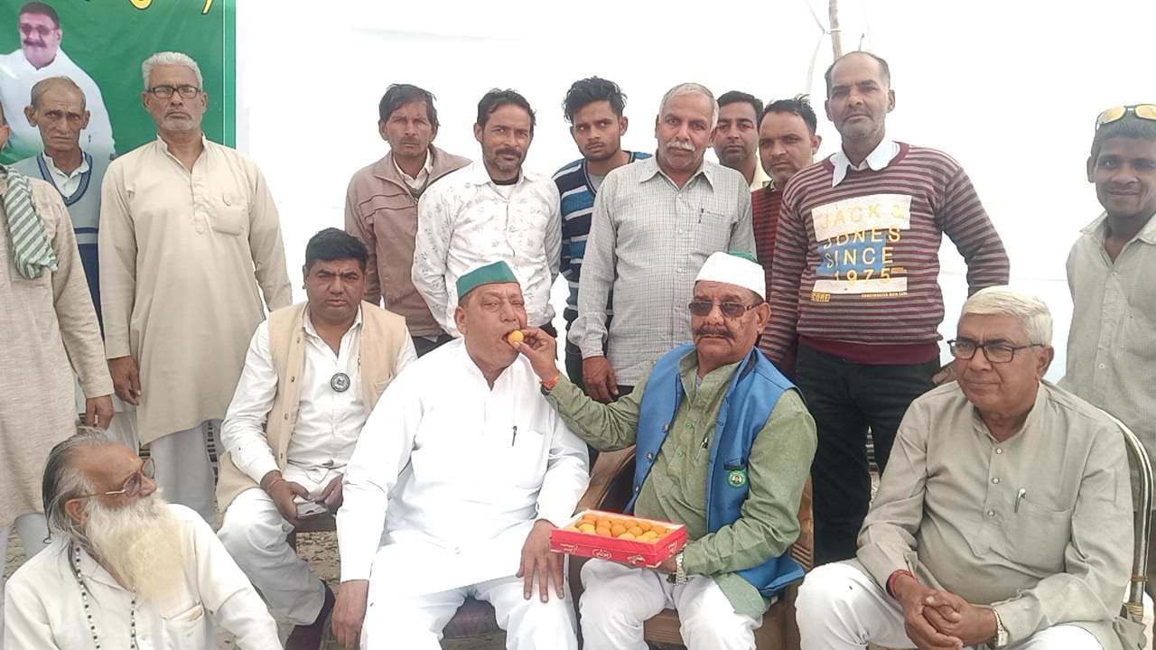 चौ विनय कुमार को मिठाई खिलाते चौ वीरेंद्र सिंह