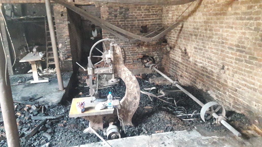 खतौली में फर्नीचर के कारखाने में आग लगने के बाद जला हुआ सामान।