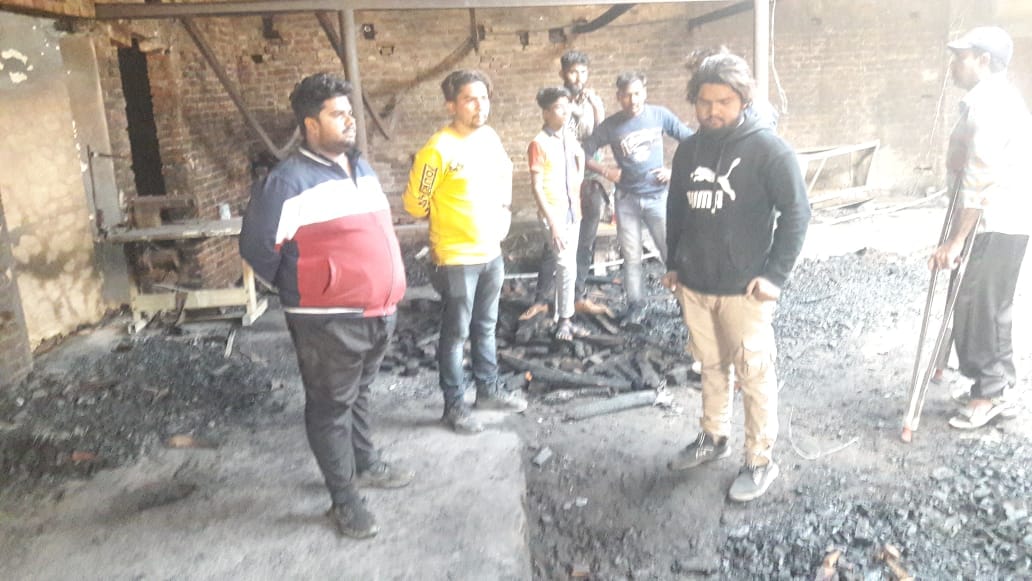 खतौली में फर्नीचर के कारखाने में आग लगने के बाद मौके पर पहुंचे स्वामी।
