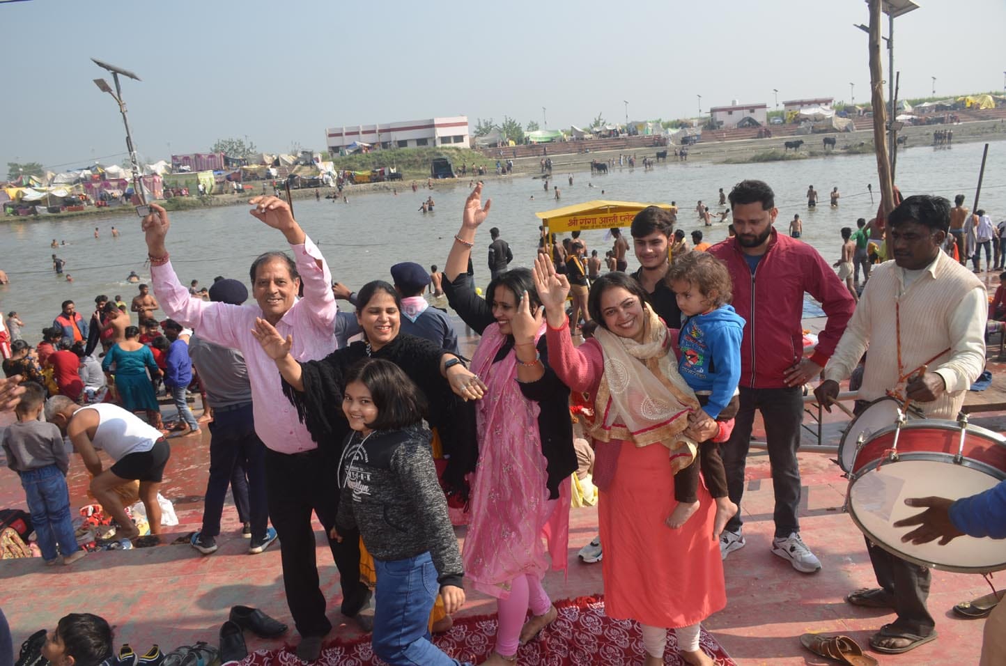 गंगा घाट पर ननिहाल मुण्डन पर बैंड बाजे की धुन पर नाचते श्रद्धालु। गंगा घाट पर ननिहाल मुण्डन पर बैंड बाजे की धुन पर नाचते श्रद्धालु।