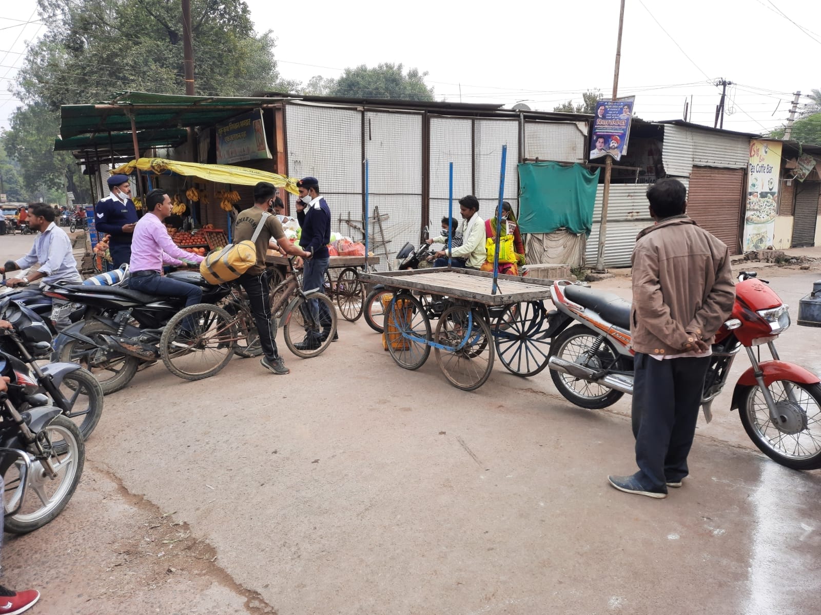 सड़क पर हाथ ठेला व बाइक लगाकर रोड को किया बंद सड़क पर हाथ ठेला व बाइक लगाकर रोड को किया बंद