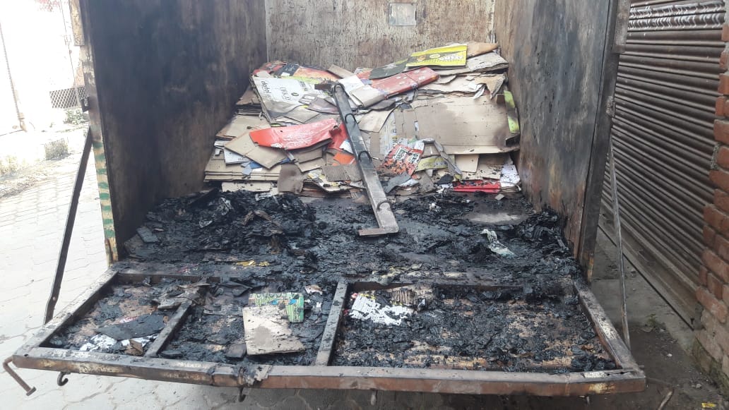 खतौली नई आबादी में कबाड के गोदाम में लगी आग में बाहर खडा टाटा मैजिक जिसमें कबाड रखा हुआ जला।