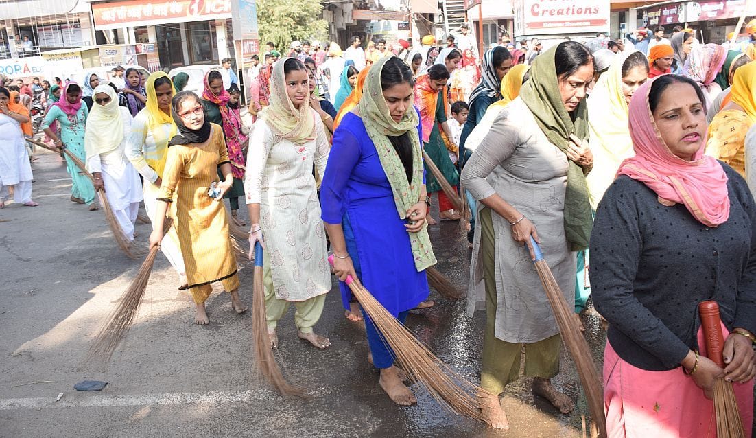 रुद्रपुर में निकले नगर कीर्तन में मुख्य पालकी के आगे मार्ग की सफाई करतीं महिलाएं। रुद्रपुर में निकले नगर कीर्तन में मुख्य पालकी के आगे मार्ग की सफाई करतीं महिलाएं।