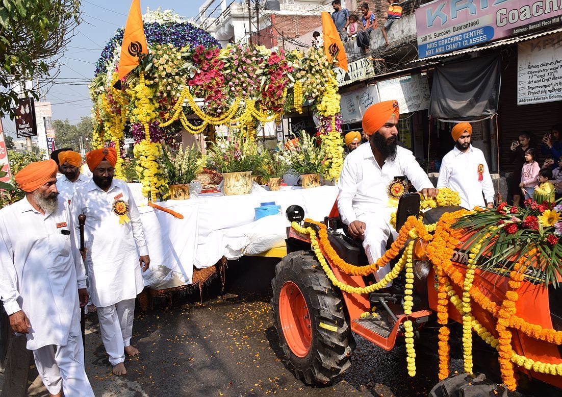 रुद्रपुर में निकले नगर कीर्तन में शामिल गुरु ग्रंथ साहिब की मुख्य पालकी। रुद्रपुर में निकले नगर कीर्तन में शामिल गुरु ग्रंथ साहिब की मुख्य पालकी।