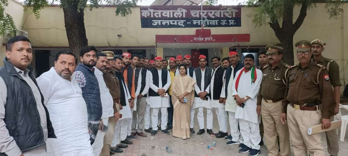 कोतवाली चरखारी में पुलिस हिरासत में सपाई।