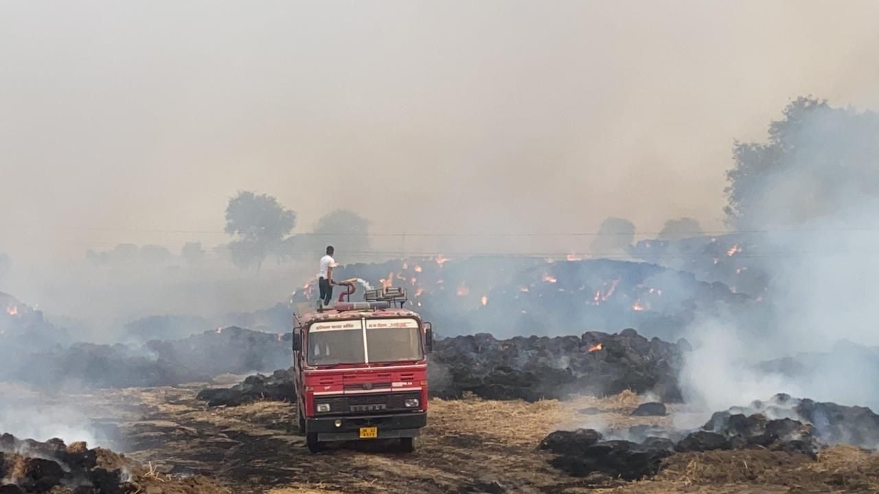 गांव दौलतपुर में पराली में लगी आग को बुझाते हुए दमकलकर्मी। संवाद गांव दौलतपुर में पराली में लगी आग को बुझाते हुए दमकलकर्मी। संवाद