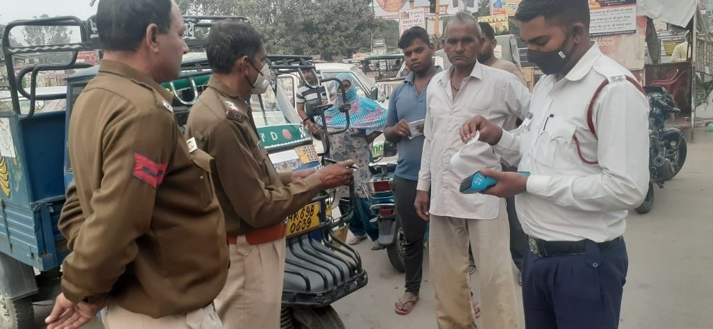प्रदूषण फैलाने वाले वाहनों की जांच कर चालान करते पुलिस टीम।