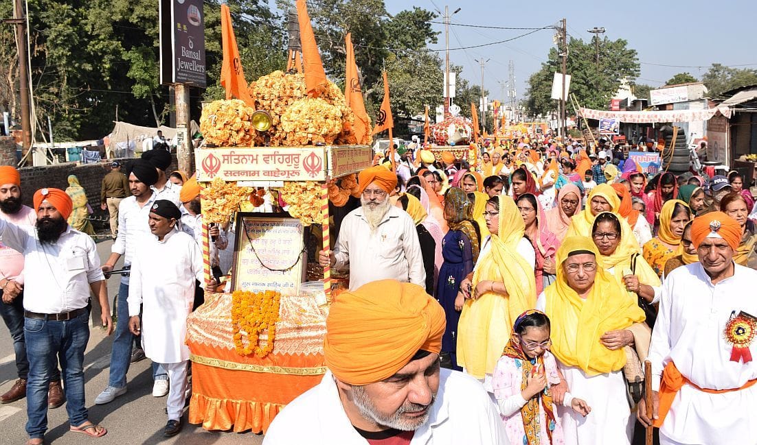रुद्रपुर में निकले नगर कीर्तन में शामिल लोग। रुद्रपुर में निकले नगर कीर्तन में शामिल लोग।