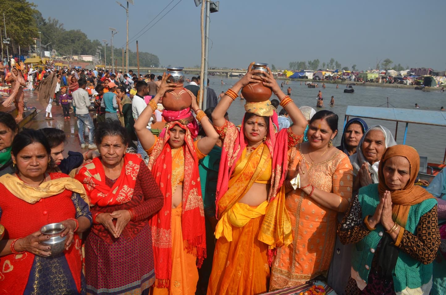 गंगा घाट पर कलश पूजन कर मंगल गीत गाती महिलाएं। गंगा घाट पर कलश पूजन कर मंगल गीत गाती महिलाएं।