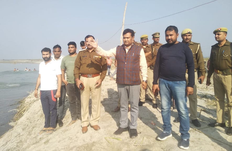 नांगलसोती के गंगा स्नान मेले की व्यवस्थाओं का निरीक्षण करते एसडीएम और सीओ। नांगलसोती के गंगा स्नान मेले की व्यवस्थाओं का निरीक्षण करते एसडीएम और सीओ।
