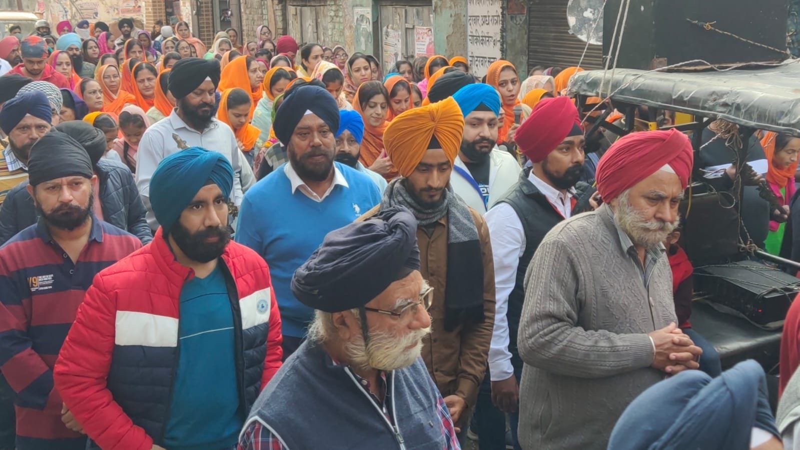 काशीपुर में प्रभात फेरी निकालते सिख संगत के लोग। काशीपुर में प्रभात फेरी निकालते सिख संगत के लोग।