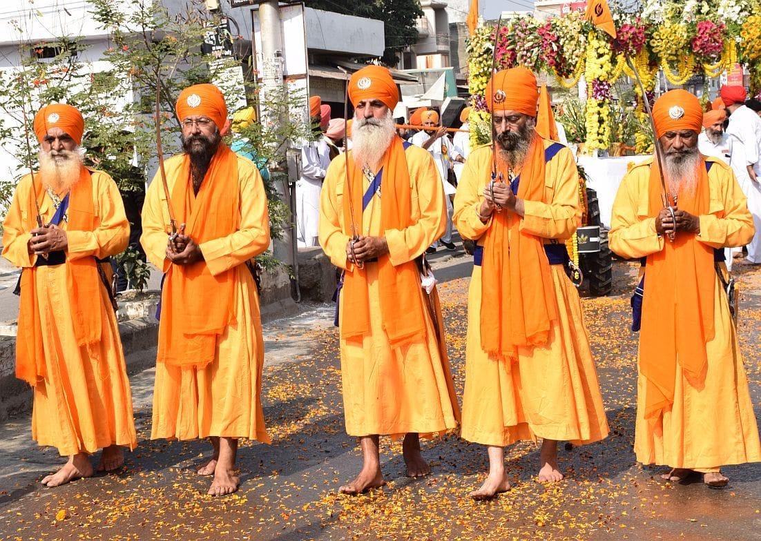 रुद्रपुर में निकले नगर कीर्तन में शामिल पंच प्यारे। रुद्रपुर में निकले नगर कीर्तन में शामिल पंच प्यारे।