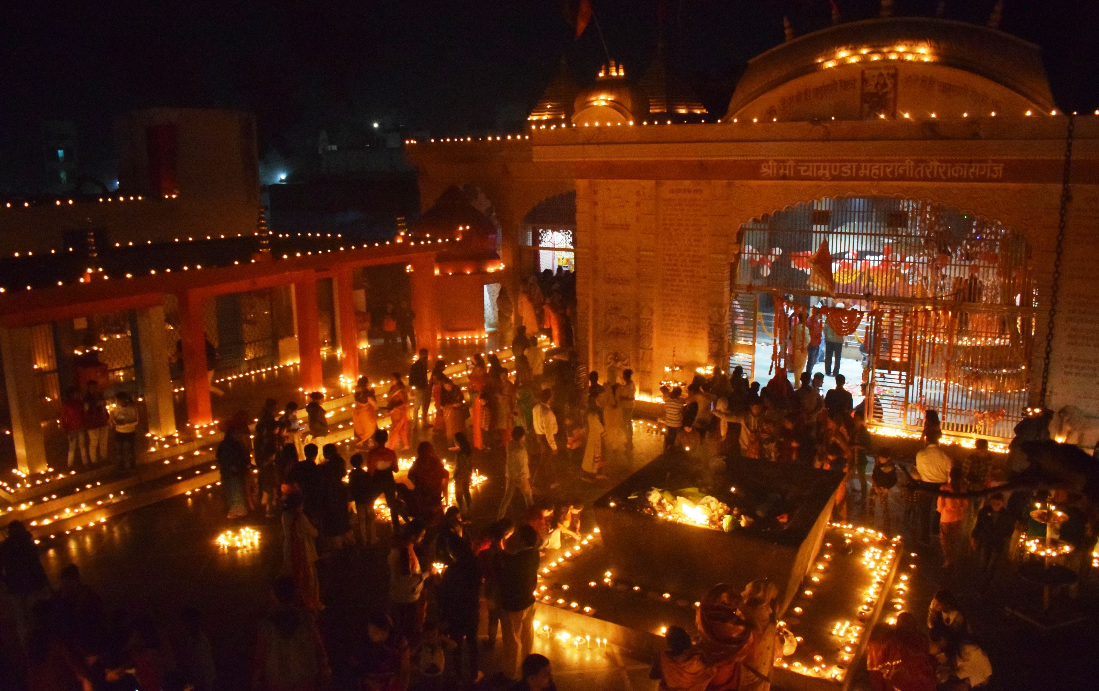 कासगंज में देव दीपावली पर दीपमाला से सजाया गया चामुण्डा माता मंदिर ।