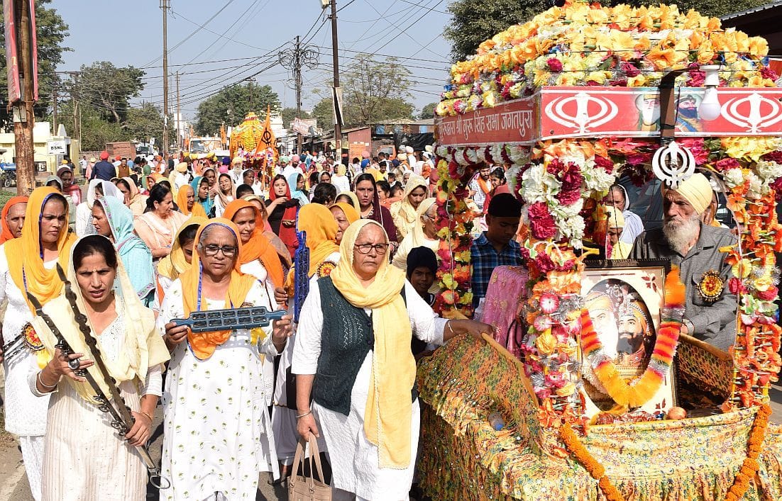 रुद्रपुर में निकले नगर कीर्तन में गुरु के भजन गातीं महिलाएं। रुद्रपुर में निकले नगर कीर्तन में गुरु के भजन गातीं महिलाएं।