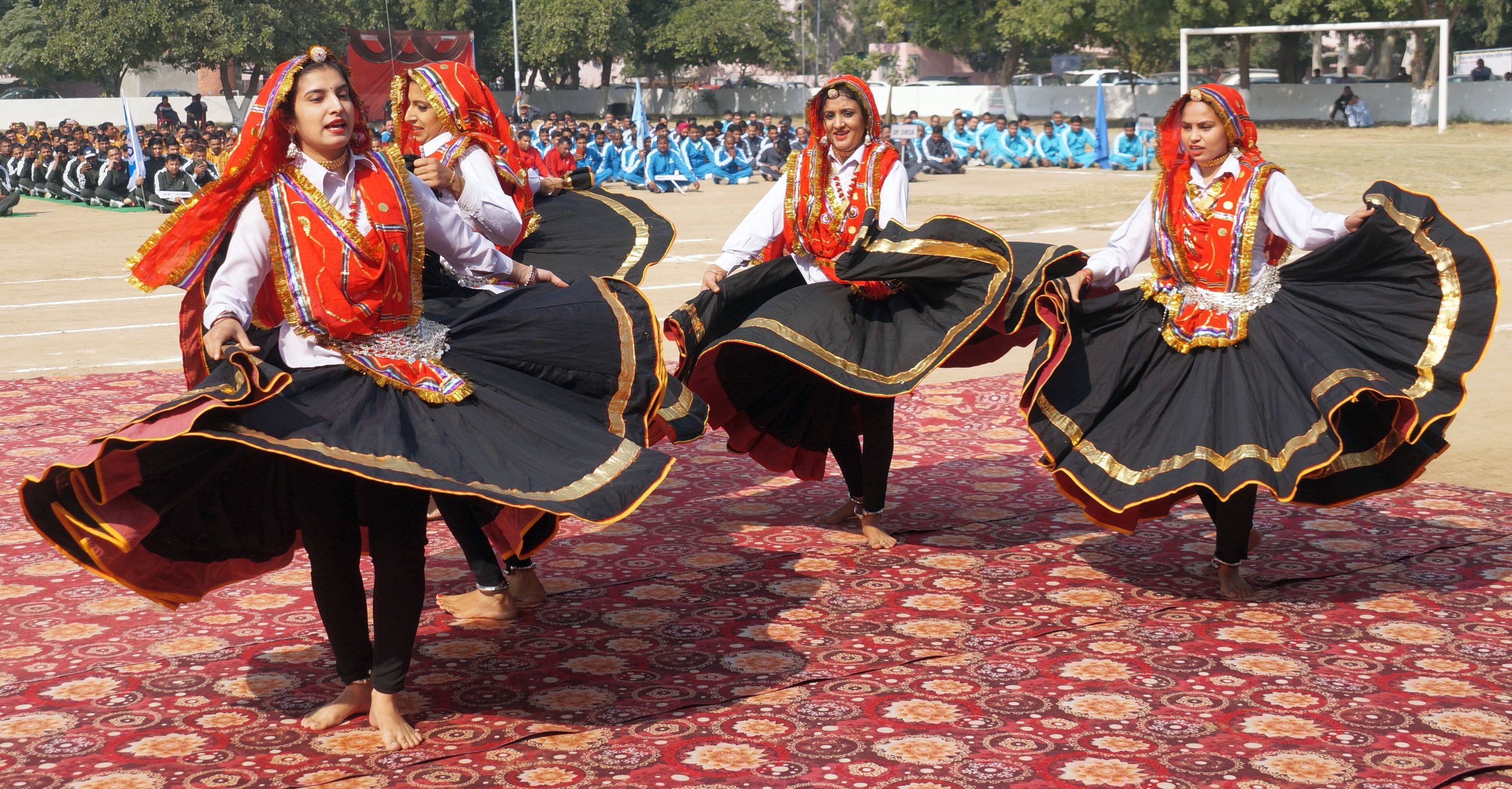 खेल प्रतियोगिता के मौके पर हरियाणवी गाने पर नृत्य करतीं प्रतिभागी। संवाद खेल प्रतियोगिता के मौके पर हरियाणवी गाने पर नृत्य करतीं प्रतिभागी। संवाद
