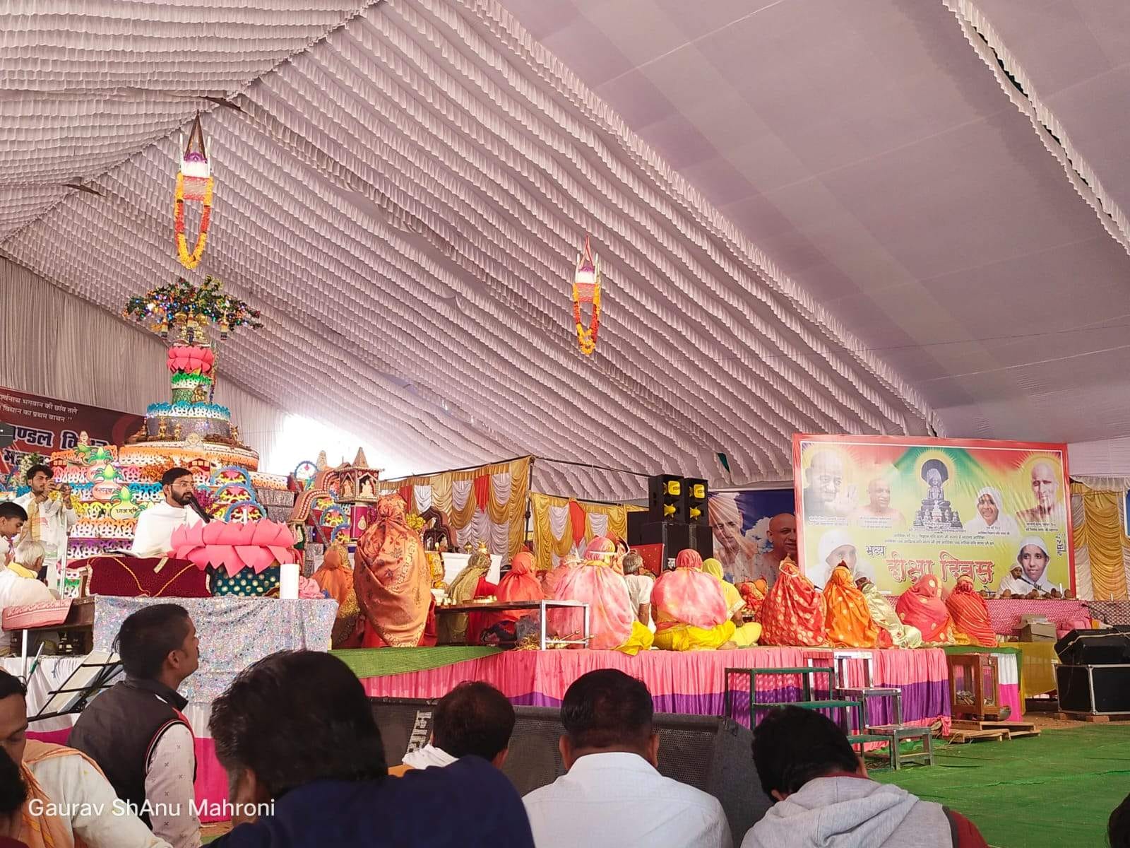 दीक्षा दिवस कार्यक्रम में मौजूद श्रद्धालु दीक्षा दिवस कार्यक्रम में मौजूद श्रद्धालु