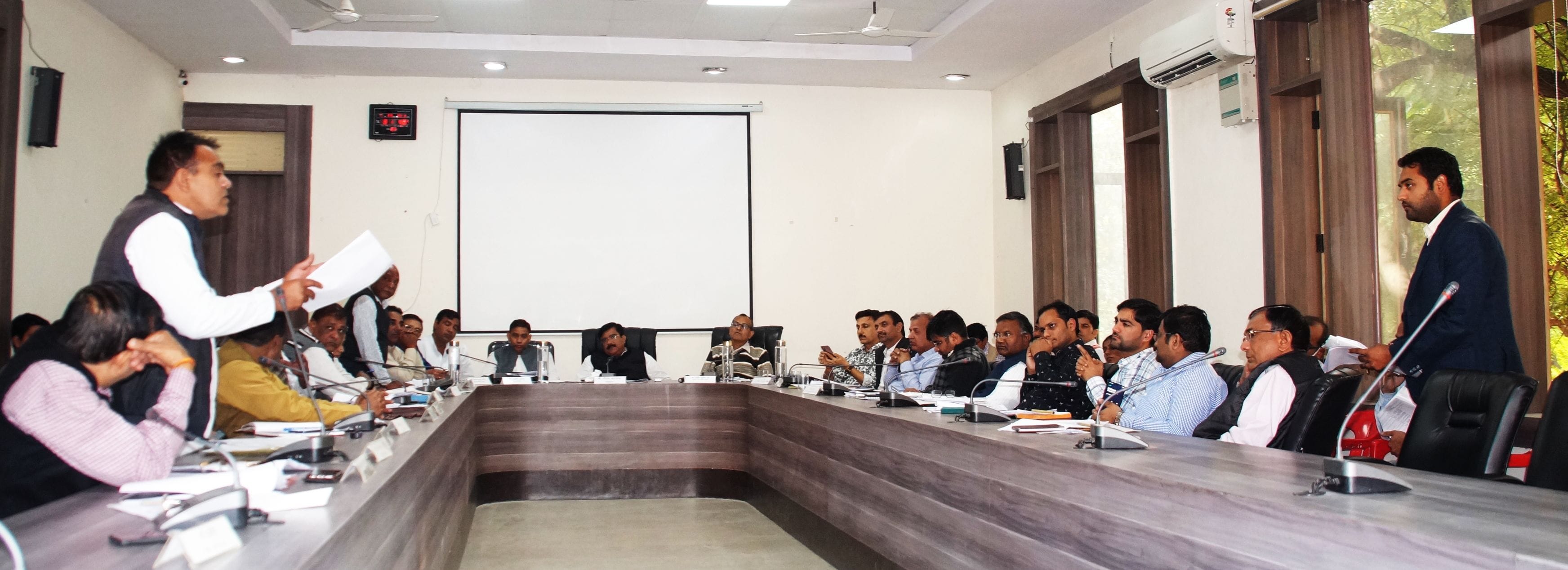 नगर निगम की हाउस मीटिंग में बोलते मनोनीत पार्षद राजपाल मांडू। संवाद नगर निगम की हाउस मीटिंग में बोलते मनोनीत पार्षद राजपाल मांडू। संवाद