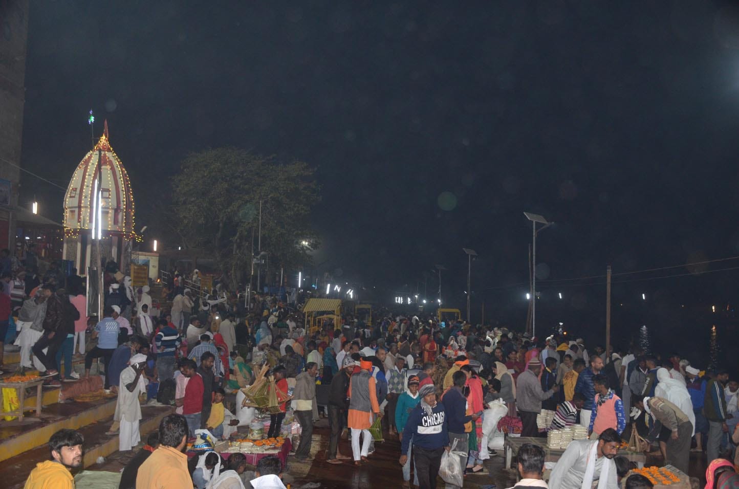 गंगा घाट दीप दान करने को गंगा घाट पर उमड़ी श्रद्धालुओं की भीड़। गंगा घाट दीप दान करने को गंगा घाट पर उमड़ी श्रद्धालुओं की भीड़।