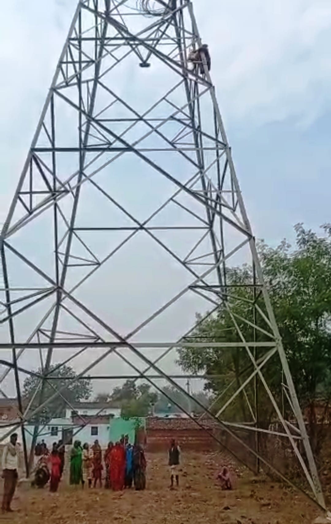 कैप्सन - 1- टावर पर चढ़ा किसान 2-किसान को समझाते एसडीएम